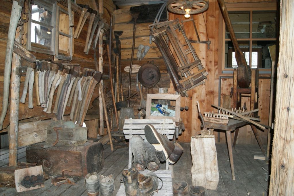 1. Tiroler Holzmuseum - Wildschönau - Verantwortlich für das außergewöhnliche Museumshaus ist der Schnitzer und Bildhauer Hubert Salcher.  - © Holzmuseum Auffach